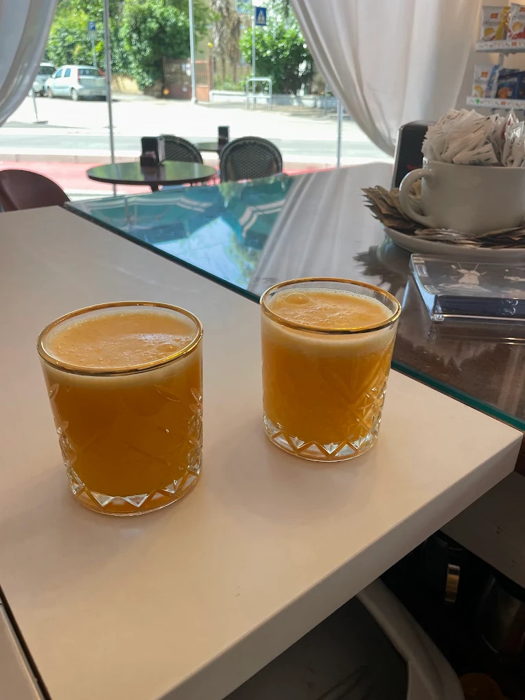 Due succhi d'arancia al Bar Salaroli
