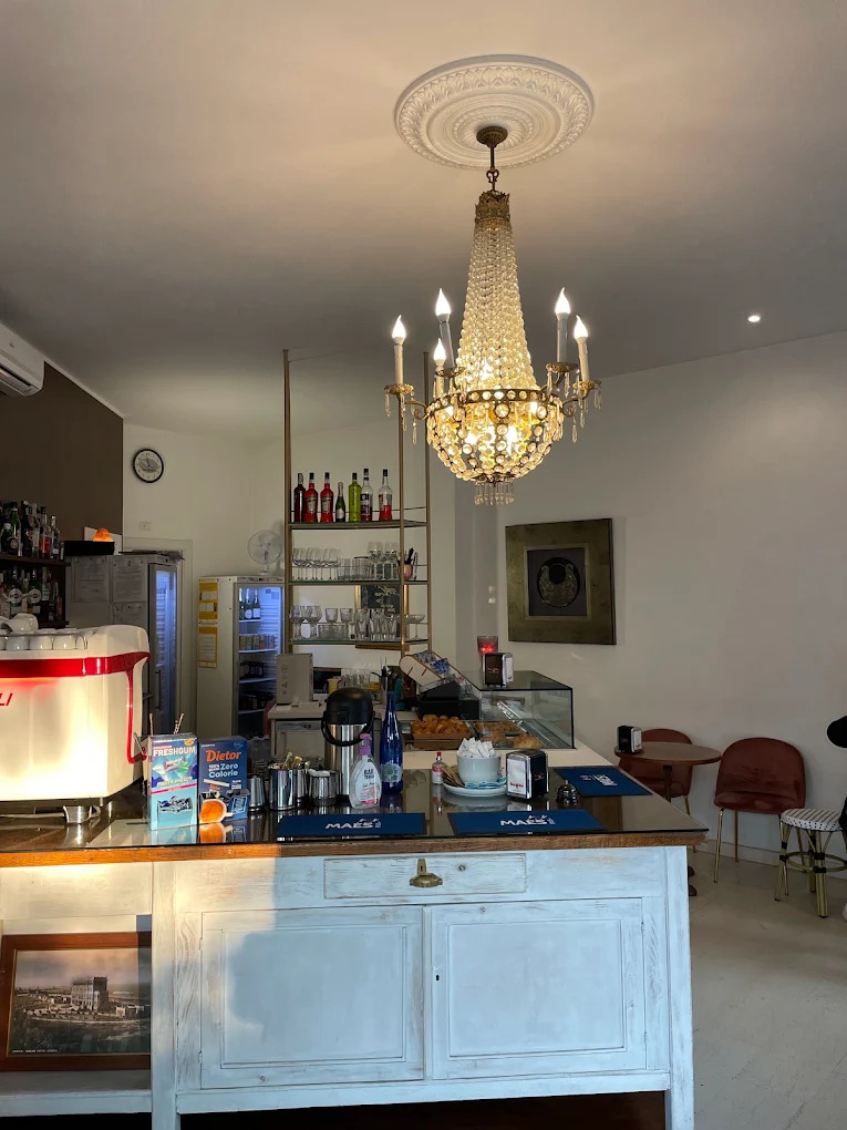 Interno del Bar Salaroli con bancone e lampadario